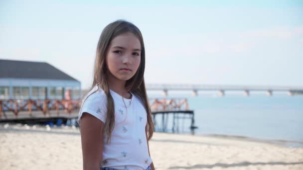 Retrato de menina adorável na praia durante as férias de verão. LOW MOTION . — Vídeo de Stock