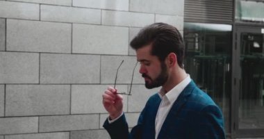 Ünlü kişi paparazzileri tanımamak için siyah gözlük takıyor..