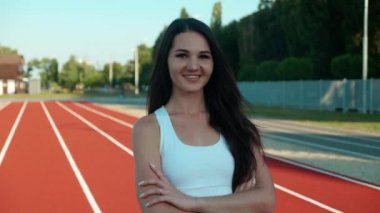 Kendine güvenen genç bayan fitness gurusu kollarını kavuşturup kameraya bakıyor. Sağlıklı gençlik, vücut bakımı ve aktif yaşam tarzı kavramı