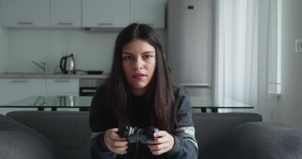 Jolie jeune brune jouant à des jeux vidéo avec joystick. Concept gagnant — Video