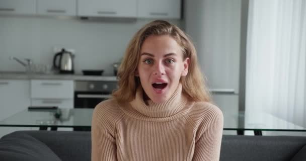 Přední pohled. Atraktivní blondýnka říká wow v překvapení při pohledu na kameru a zakryje si ústa rukou — Stock video