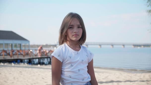 Retrato de niña mirando a la cámara y sonriendo fondo hermoso cielo y mar — Vídeos de Stock