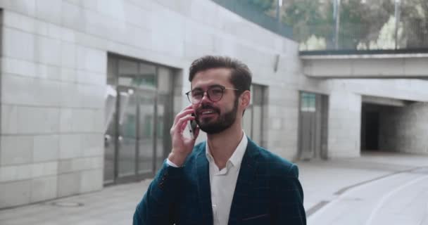 Kantoormedewerker praat mobiele telefoon buiten. — Stockvideo