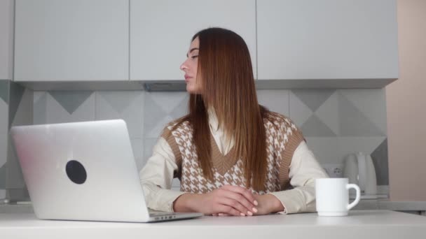 Femme millénaire joyeuse regardant la caméra rire avec le sourire dentaire — Video