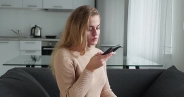 Evde akıllı telefonlu bir kadın sesi kaydediyor