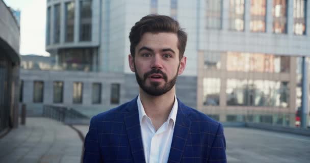 Happy amazed businessman shocked, saying Yes. Handsome guy with stylish hairdo surprised to camera in outdoor near glass building. — Vídeo de stock