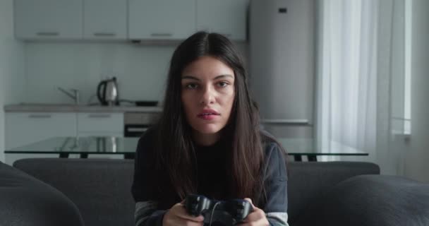 Brunette woman playing video games — Vídeo de Stock