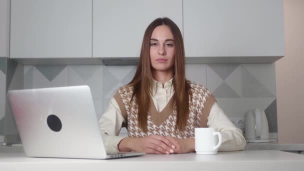 Happy young businesswoman looking at camera in home office, portrait — стоковое видео