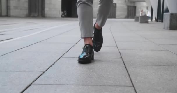 Widok z przodu nierozpoznawalny mężczyzna, stylowy biznesmen nogi facet w brązowych skórzanych butach chodzenie po dzielnicy biznesowej lub ulicy miasta, w ruchu na steadicam — Wideo stockowe