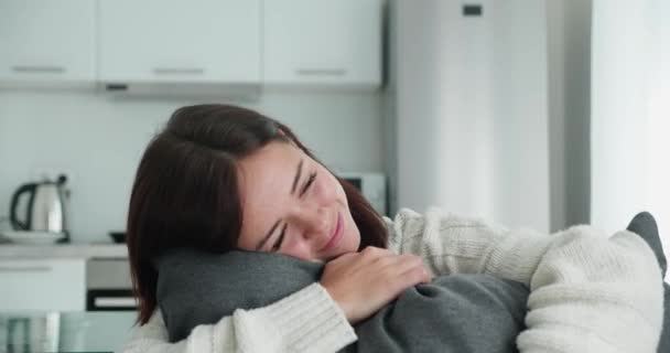 Счастливая женщина обнимает подушку и чувствует умиротворение — стоковое видео