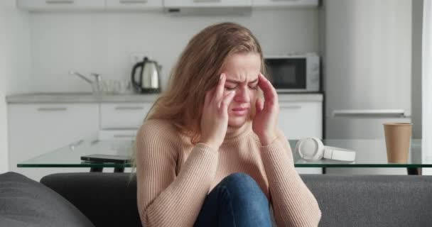 Mulher loira sofrendo de dor de cabeça severa — Vídeo de Stock