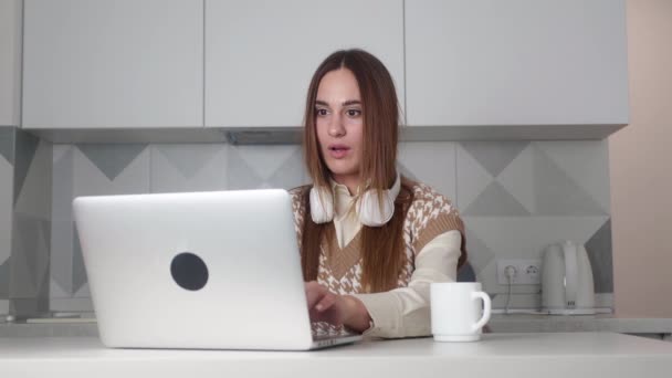 Ja Detta är awsome Spännande affärskvinna kontrollera e-post läsa goda nyheter på laptop — Stockvideo