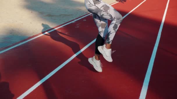 Cvičení. Nerozpoznatelná žena dělá vysoké kolena běží na místě cvičení stadion pro běh — Stock video