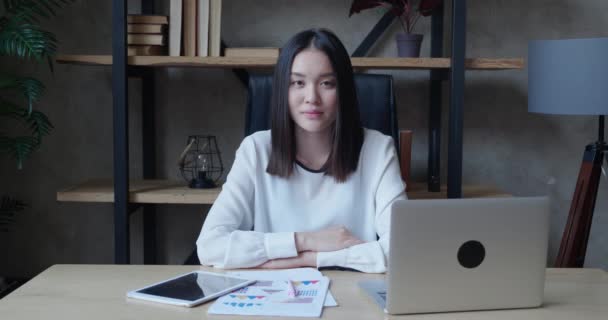 Портрет красивой молодой азиатской предпринимательницы — стоковое видео