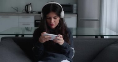 Akıllı telefondan oyun oynayan gençler