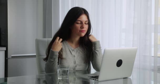 Empresaria que trabaja en el portátil en el lugar de trabajo remoto. Mujer usando el ordenador portátil en casa — Vídeo de stock