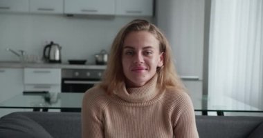 Ön manzara. Çekici sarışın kız kameraya bakıp eliyle ağzını kapatırken şaşkınlık içinde 