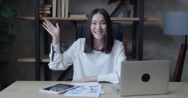 İnternet Toplantısında İş Kadınları Liderliği. Takımların stratejisi hakkında uzaktan yayın yapıyor.