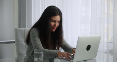 Gri kazaklı beyaz bir kız, bir arkadaşından mektup alıyor. Evde, masada otururken gündelik bir konuşma yapıyor..