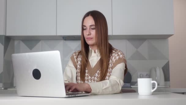 Panning colpo di donna d'affari finendo di lavorare su computer portatile poi lasciando il posto di lavoro — Video Stock