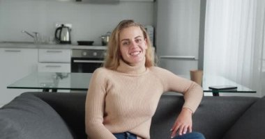 Blogger 'ın güzel kızı vlog hakkında konuşmak için video kaydediyor. Yaşam tarzı, vloglama ve gençlik kavramı