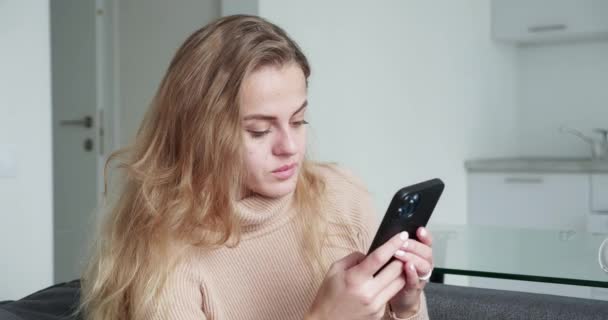 Pensive Blondhead Tiener Meisje Chatten Smartphone — Stockvideo