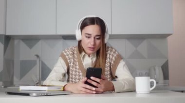 Cep telefonunuzda bir iletiyi okumayı, ağlama çok genç kadın. Kötü haber ve aile sorunları