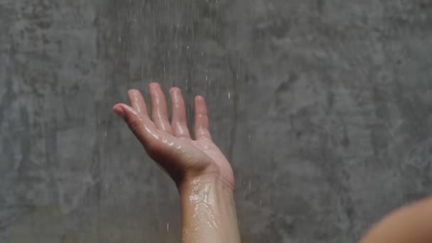 Hand hona i dusch fånga vatten i handen njuter uppfriskande rengöra duscha — Stockvideo