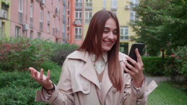 İnsanlar yaşam tarzı kavramını hisseder. Şok olmuş bir şekilde kameraya bakıyorsun..