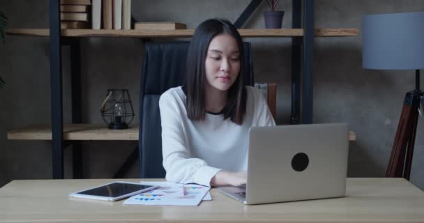 Asiatique attrayant employé de bureau féminin assis à l'ordinateur portable tapant le texte sur l'ordinateur et dire wow, oui. Concept gagnant — Video