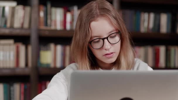 Glasögon Barnporträtt Läsbok, Flicka Studera på bärbar dator — Stockvideo