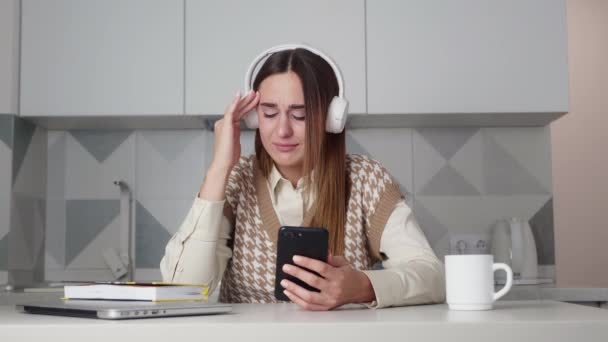 Женщина, прочитавшая сообщение на смартфоне, расстроена плохими новостями — стоковое видео