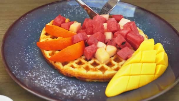 Bir parça meyveli lezzetli waffle. — Stok video