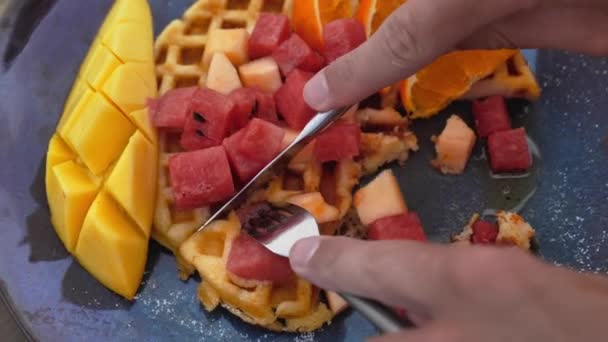 Belgische Waffeln mit Gabel nehmen Bissstücke von Früchten — Stockvideo