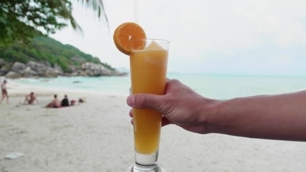 Picknick direkt am Strand Meer Strand Meer, Limonadensaft Orange in der Hand Sommer Hintergrund erfrischendes Getränk, Füllung Entspannung positive Stimmung Urlaub — Stockvideo