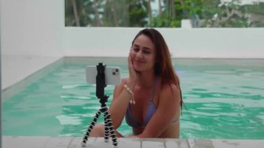 Havzada oturan akıllı telefondan kadın arıyor.