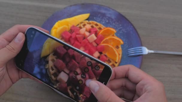 Foto 's maken van eten met een smartphone. Onherkenbaar. Bovenaanzicht — Stockvideo