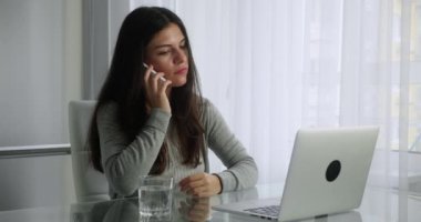 Evde çalışan esmer kadın. Serbest konsept