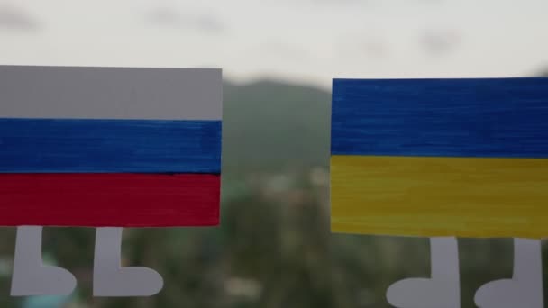 Ρωσική και ουκρανική σημαία στο φόντο της φύσης. Για ειρήνη — Αρχείο Βίντεο