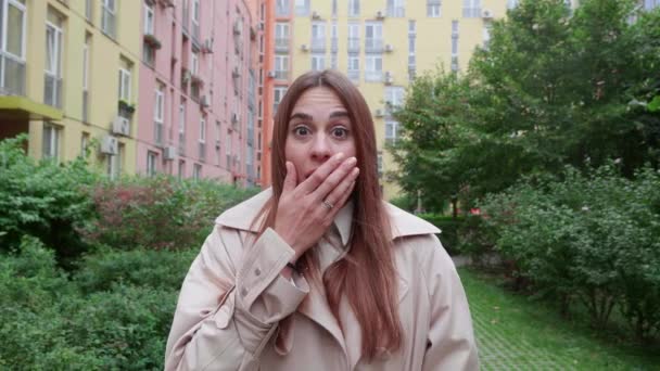 Renkli binada sürpriz ve heyecanlı genç bir kadın. — Stok video