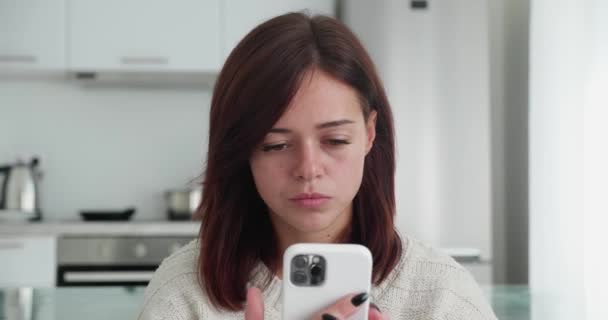 Ontspannen. gelukkig vrouw kijken video 's, typen bericht op mobiele telefoon zitten op een bank — Stockvideo