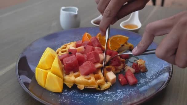 Užitečná snídaně. Krájené belgické vafle s ovocem — Stock video