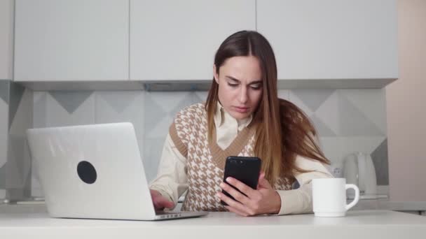 Controleer gegevens van telefoon naar computer. Meisje ontdekte een fout in haar berekeningen — Stockvideo