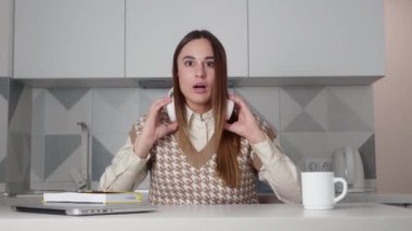 Şaşırmış ve heyecanlı genç bir kadının kafaya dokunduğunu söylemesi ve kameraya neşe ve heyecanla bakması. Duygular ve iyi haber konsepti.