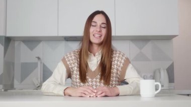 Beyaz, kendine güvenen olumlu bir kadın kameraya bakıyor. İnternetten müşterisiyle sohbet ediyor. Video görüşmesi sırasında sorulara cevap veren akıllı, iş başvurusunda bulunan hoş bir bayan..