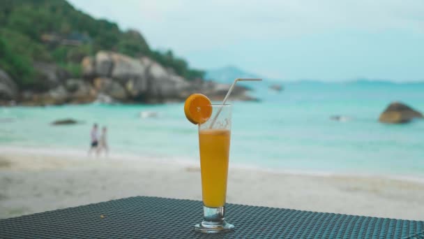塞舌尔岛热带海洋背景下的鸡尾酒特写，与菠萝和橙子混合的鸡尾酒 — 图库视频影像