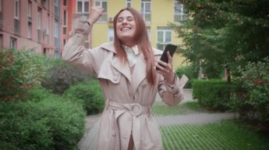 Şaşırmış kadın yüzü. Şaşırmış kız yüzünü kapat. Evet ifade..