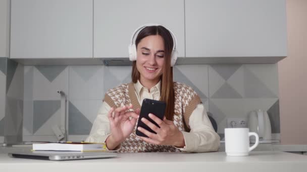 Jovem surpreso caucasiano bonita mulher olhando para smartphone — Vídeo de Stock