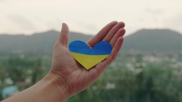 Захищай Україну, рятуй життя. Не мовчи. Ніякої війни — стокове відео