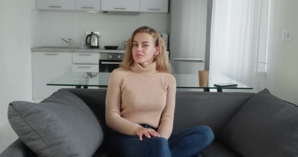 Glückliche blonde junge Frau im Gespräch Video Aufruf zum Chat lachen genießen Online-Konversation Blick auf Webcam, fröhliche Mädchen Blogger Influencer sprechen vor der Kamera Aufzeichnung vlog für Kanal — Stockvideo